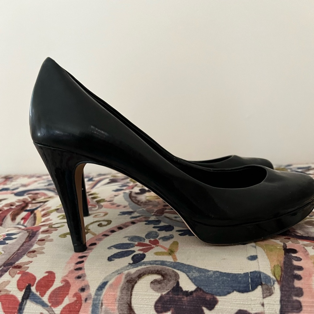 Size 7 Vince Camuto black heels - Picture 5 of 7